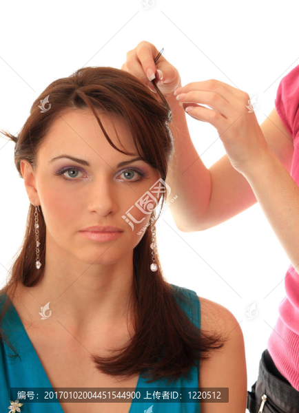 發(fā)型師讓頭發(fā)漂亮女孩。