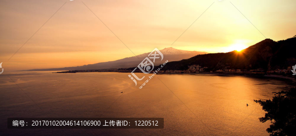 日落時(shí)分，來(lái)自陶爾米納的埃特納火山和大海panoraimc觀