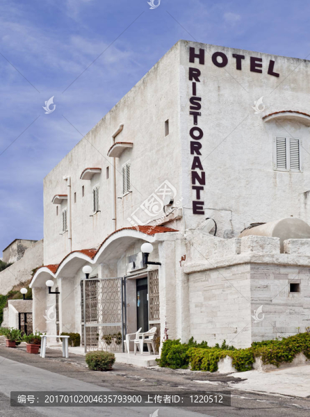 一個典型的小酒店，在意大利南部的mediterrianean海灘餐廳
