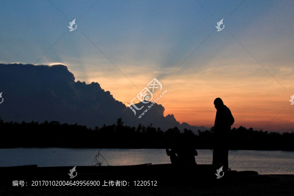 在黃昏釣魚