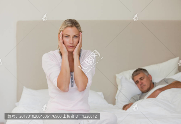 丈夫睡覺時頭痛