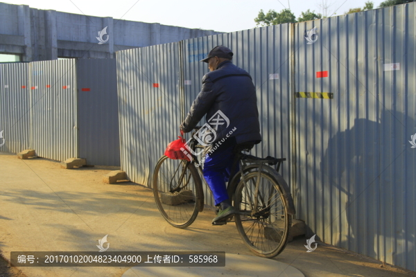 老人騎單車自行車