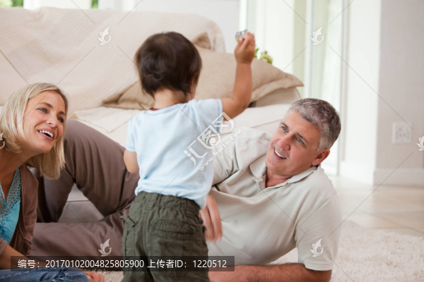 兒子和父母玩