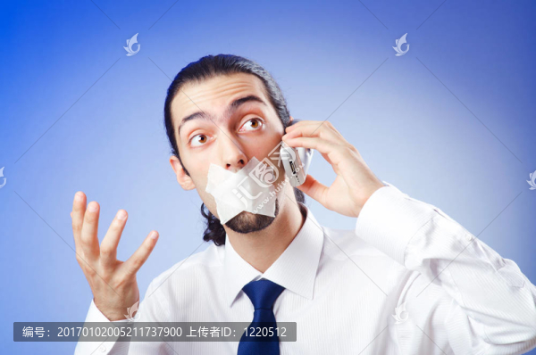 商人用嘴唇封住