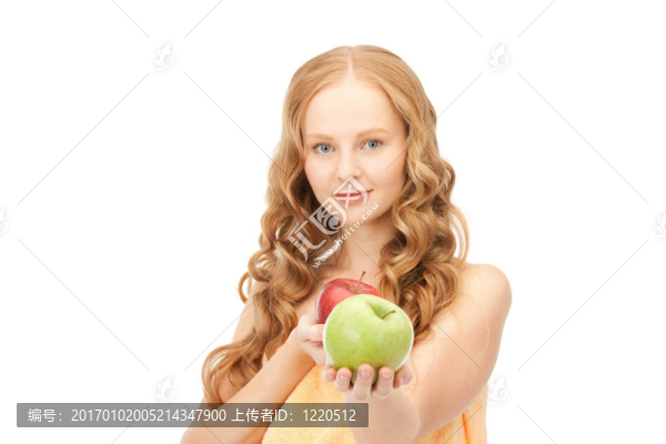 年輕漂亮的女人與綠色和紅色的蘋果