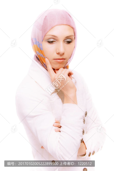 在外套和頭巾的美麗女孩