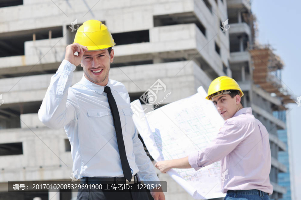對(duì)施工現(xiàn)場(chǎng)的建筑師團(tuán)隊(duì)