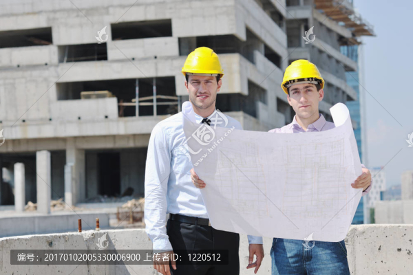 對施工現(xiàn)場的建筑師團(tuán)隊