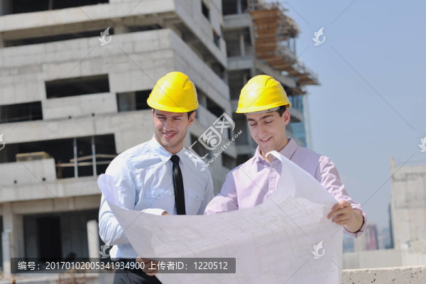 對(duì)施工現(xiàn)場(chǎng)的建筑師團(tuán)隊(duì)