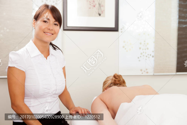 一個女人的針灸醫(yī)生的肖像