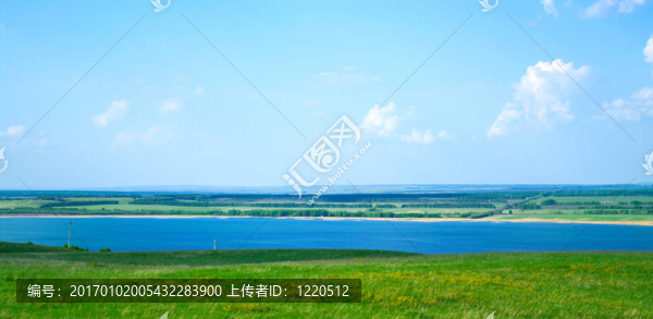 藍(lán)湖和多云的天空