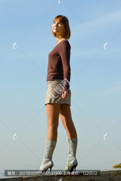 女孩反對秋天的藍(lán)天