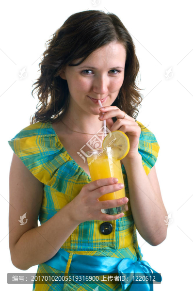 帶雞尾酒杯的少女