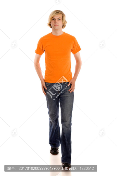 穿橙色襯衫的男人