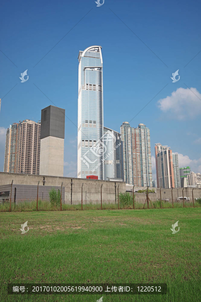 黃昏中的現(xiàn)代辦公建筑