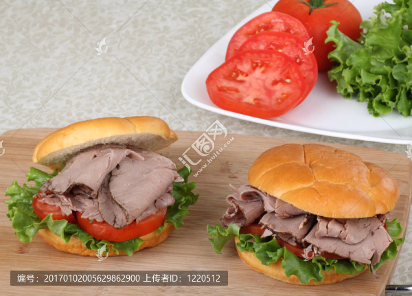 兩份烤牛肉三明治
