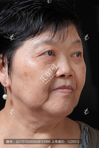 黑色背景的女人