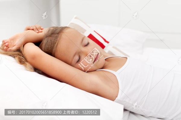 小女孩睡覺