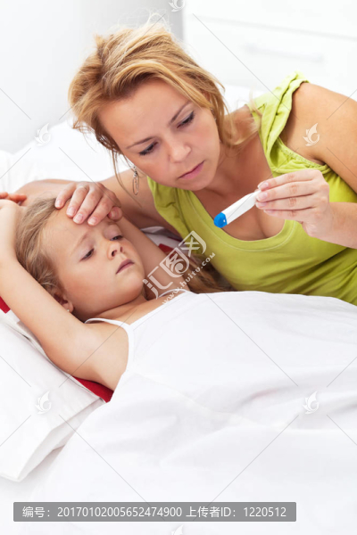 檢查女兒體溫的婦女