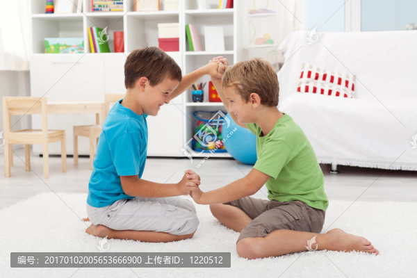 孩子在地板上摔跤