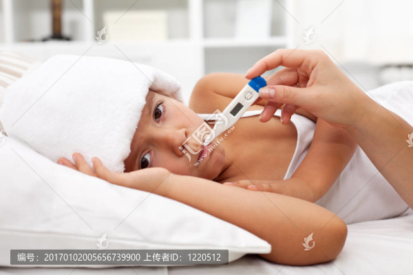 有發(fā)燒躺在床上的病童