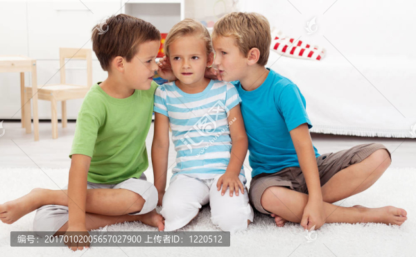 男孩對女孩耳語