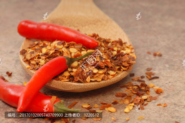 紅辣椒和紅辣椒片在勺上