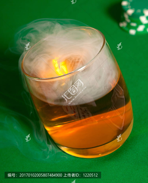 在玻璃杯里抽煙喝酒。