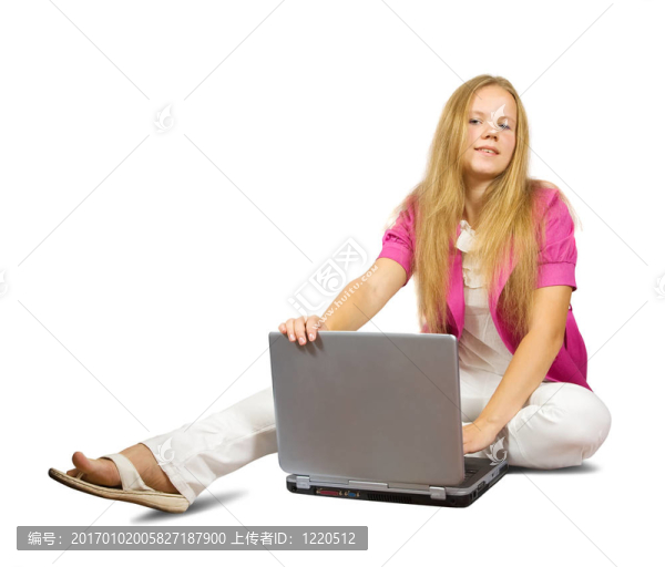 坐在筆記本電腦上的女孩