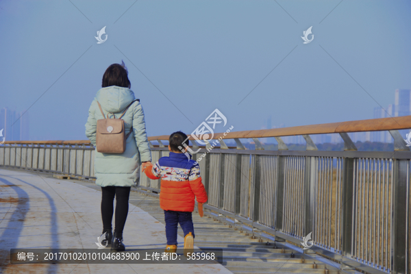 母親媽媽帶孩子兒子散步