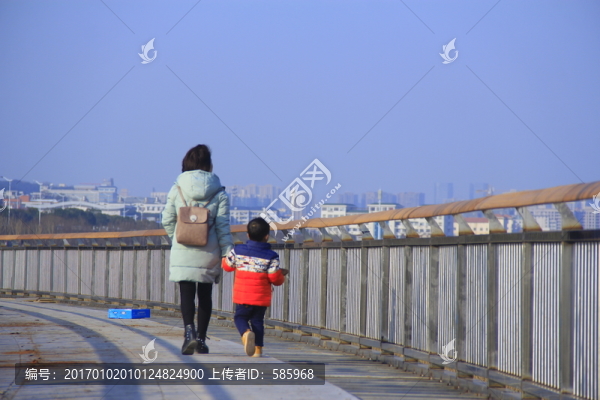 母親媽媽帶孩子兒子散步