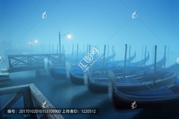 在清晨的濃霧中的小船的原；
