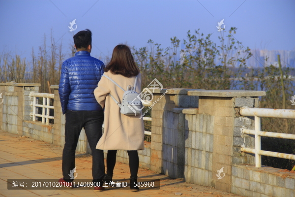 情侶牽手散步