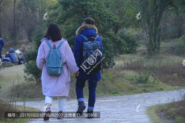 公園情侶牽手散步