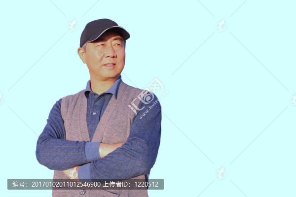亞洲男子站在白色背景的資深尋找正確的隔離特寫肖像