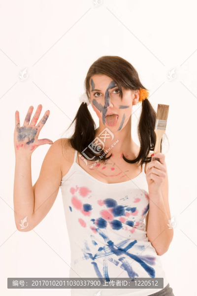戴著顏料的年輕女人