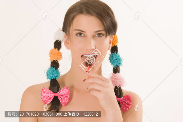 用編織物和七彩棒棒堂女孩