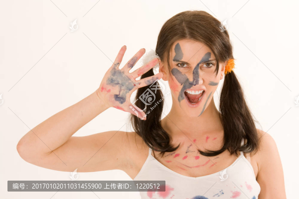 戴著顏料的年輕女人