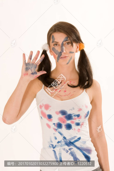 戴著顏料的年輕女人