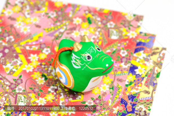 龍的雕像和華麗的彩色紙。