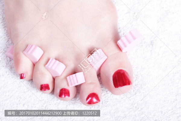 女子腳紅拋光指甲