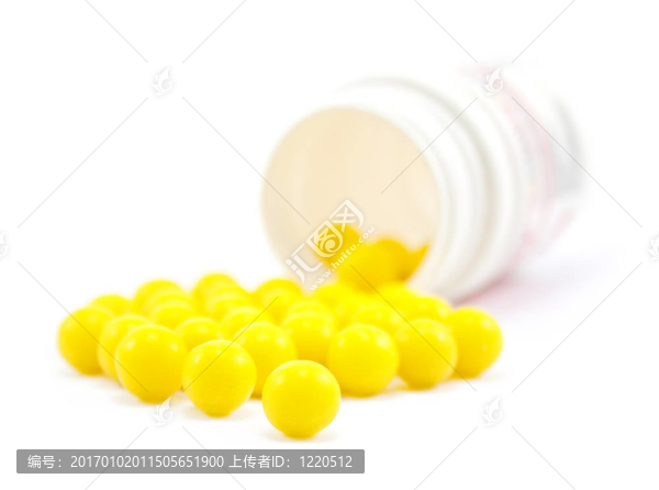 黃色藥丸從瓶子上的白色