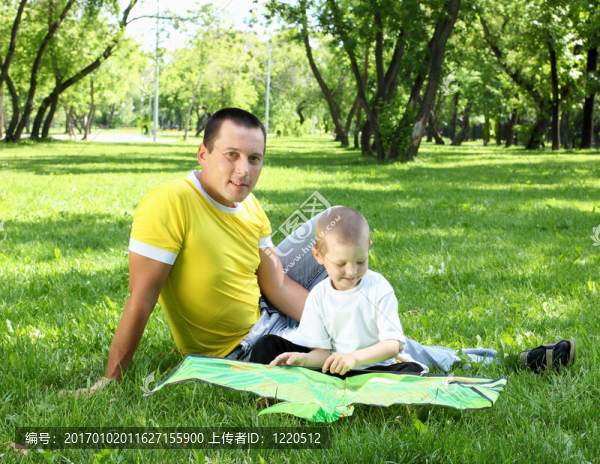 父親帶著兒子在公園里