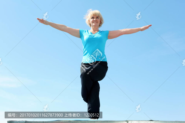 一位資深女子做瑜伽的畫像