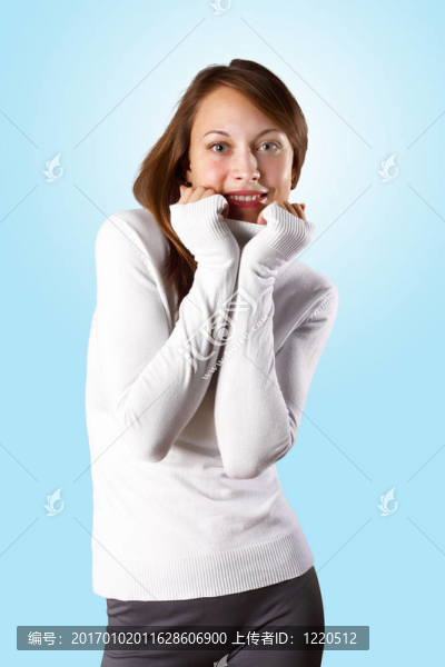 穿白毛衣的少女