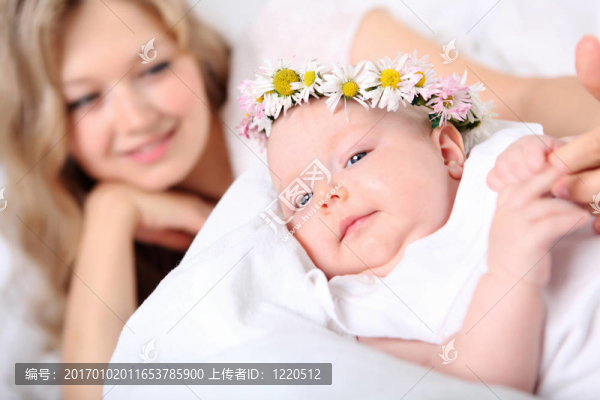 年輕母親和嬰兒的肖像