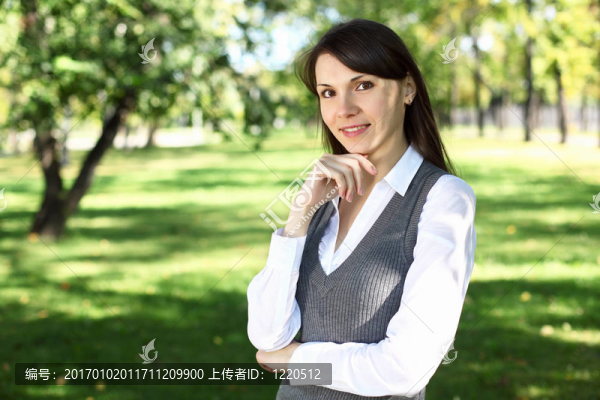 夏日公園的年輕女子