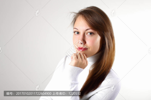 穿白毛衣的少女