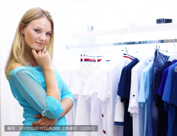女人在商店買衣服