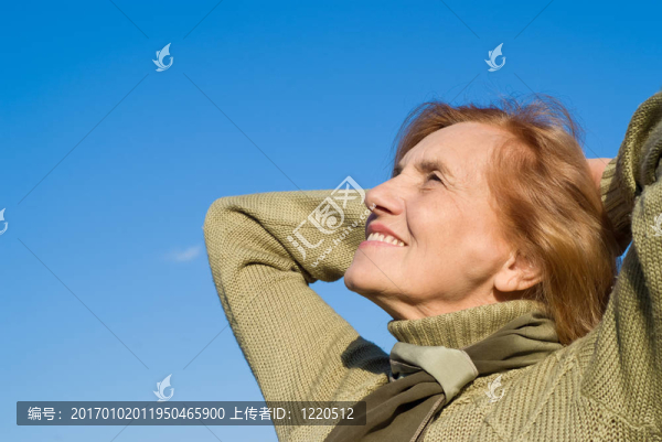 天空中的老女人
